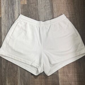 Vuori White Sedona Sport Shorts, size Small, NEVER WORN